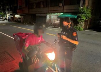 民眾走路不穩跌倒 內埔警消協助送醫