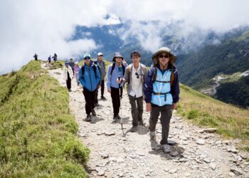 嘉義市樹立普特共融典範 師生組隊成功挑戰合歡山北峰