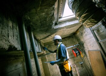 校園漏水釀童滑倒　免驚！遠雄志工出手守護校園