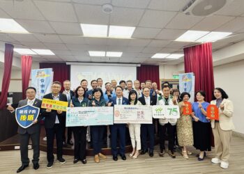 台南東北扶輪社連結兩建設公司捐贈響應南台南家扶中心點亮弱勢學童未來