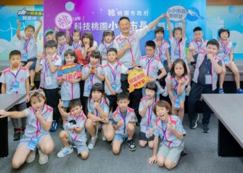 未來市政看你們     蘇俊賓頒發桃園小小市長聘書     肯定學員積極態度與表現