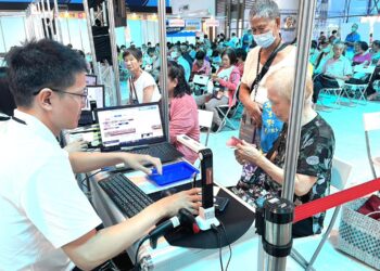 2025嘉義市購物節登錄金額衝破3億元 幸運登錄民眾喜擁加碼紅包