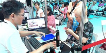 2025嘉義市購物節登錄金額衝破3億元　幸運登錄民眾喜擁加碼紅包