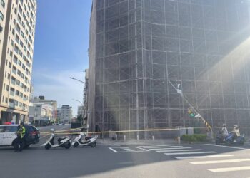 營業大貨車吊臂未放平自撞號誌桿 警到場疏導管制