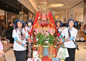 媽祖女神逛百貨   近距離感受媽祖神采