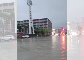 影音/台南多處淹水馬路成河 在地人無奈苦笑可以開船了