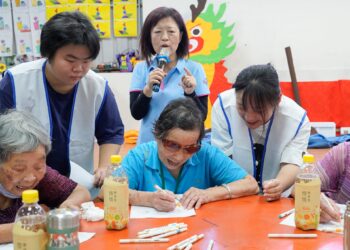 夏日咖啡園暖心登場     新莊少年陪伴牡丹心長者     種咖啡、彩繪共享溫馨時光