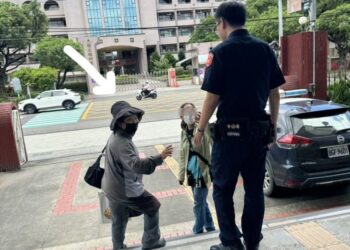 潮州警友辦事處慰勞投開票所勤務員警及民力 送上暖心飲料打氣