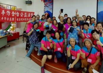 全台第45場公益手作布藝課 布藝達人引領榮家長輩縫製手機袋