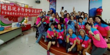 全台第45場公益手作布藝課　布藝達人引領榮家長輩縫製手機袋