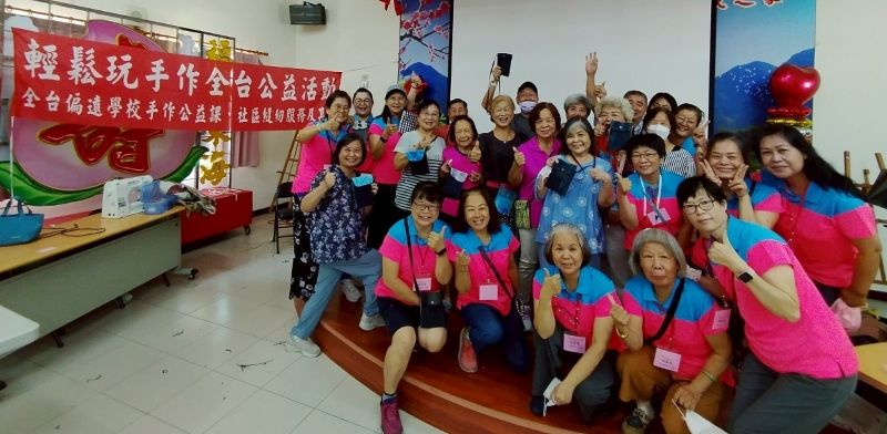 全台第45場公益手作布藝課　布藝達人引領榮家長輩縫製手機袋