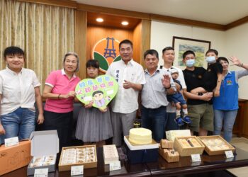 父親節傳遞愛 幼安院童獻蛋糕賀卡祝福縣長爸爸