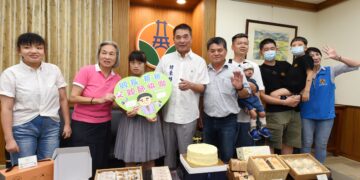 父親節傳遞愛　幼安院童獻蛋糕賀卡祝福縣長爸爸