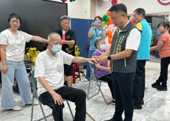 「牛轉筋開、爺奶金讚」     這裡共好協會辦祖父母節活動     牛角棒按摩讓長輩筋骨舒活