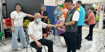 「牛轉筋開、爺奶金讚」 這裡共好協會辦祖父母節活動 牛角棒按摩讓長輩筋骨舒活