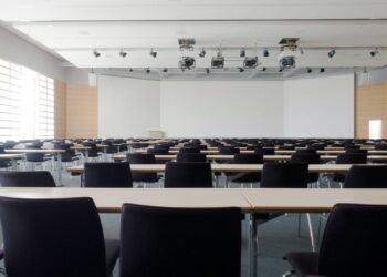 投影機與螢幕怎麼選?掌握3大關鍵,輕鬆挑對顯示設備不踩雷