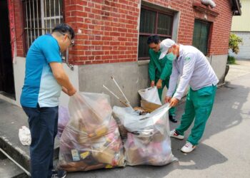 彰化郵局以民為本、關懷社會  局長帶領同仁為獨老打掃環境及進行慰問