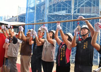 「富岡港交通船客運服務中心」上梁  預計115年6月完工