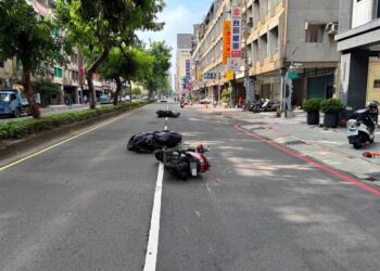 高雄市和平二路3機車未保持距離　連環撞4人輕傷