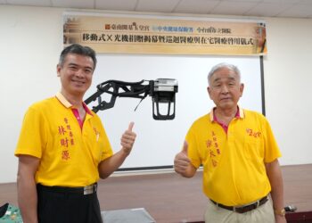 開基玉皇宮捐助移動式X光機給南市醫 涂大松主委代表廟方捐贈