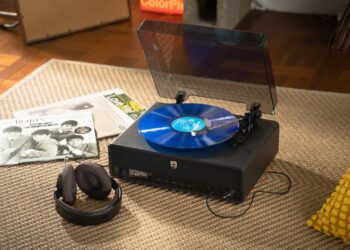 轉一張黑膠 唱出另一種生活|馬世芳 × PHILIPS 百年聲活企劃 TAV3000黑膠唱片機