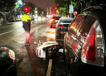 高雄市前鎮區鎮中、樹人路口機車撞死貓再撞路邊 自小客車騎士受傷送醫