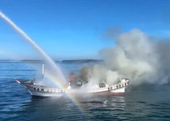 澎湖火燒船 海巡艇馳援滅火