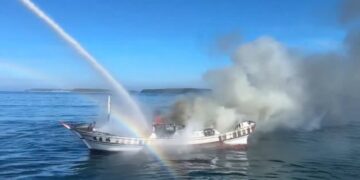 澎湖火燒船 海巡艇馳援滅火