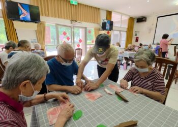彰化榮家長輩巧藝迎父親節  百元紅鈔變玫瑰花