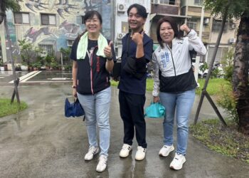 「爸氣登場!」民代、區長、插畫家馬里斯領路! 三民區豐裕里200位居民雨中健走~