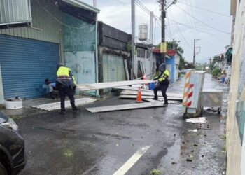 颱風掀飛民宅鐵皮　枋警冒雨即時排除