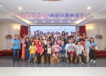 大雨致陸龜誤入車道　潮暖警即時援手助陸龜安全過馬路