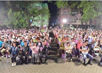 高雄市長初選人許智傑現身正道公園擠爆! 市政說明會湧近千人,黃捷力挺喊話