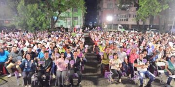 高雄市長初選人許智傑現身正道公園擠爆! 市政說明會湧近千人,黃捷力挺喊話