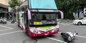 三民區十全一路與自由一路口騎士闖紅燈　遭大客車碰撞女騎士輕傷