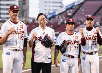 張善政擔任日職開球嘉賓     宣布桃園11月將辦「臺日韓棒球交流賽」     三國勁旅齊聚