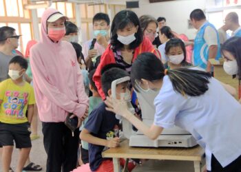 信賴眼科到港口宮義診　15年前受助學生來致謝