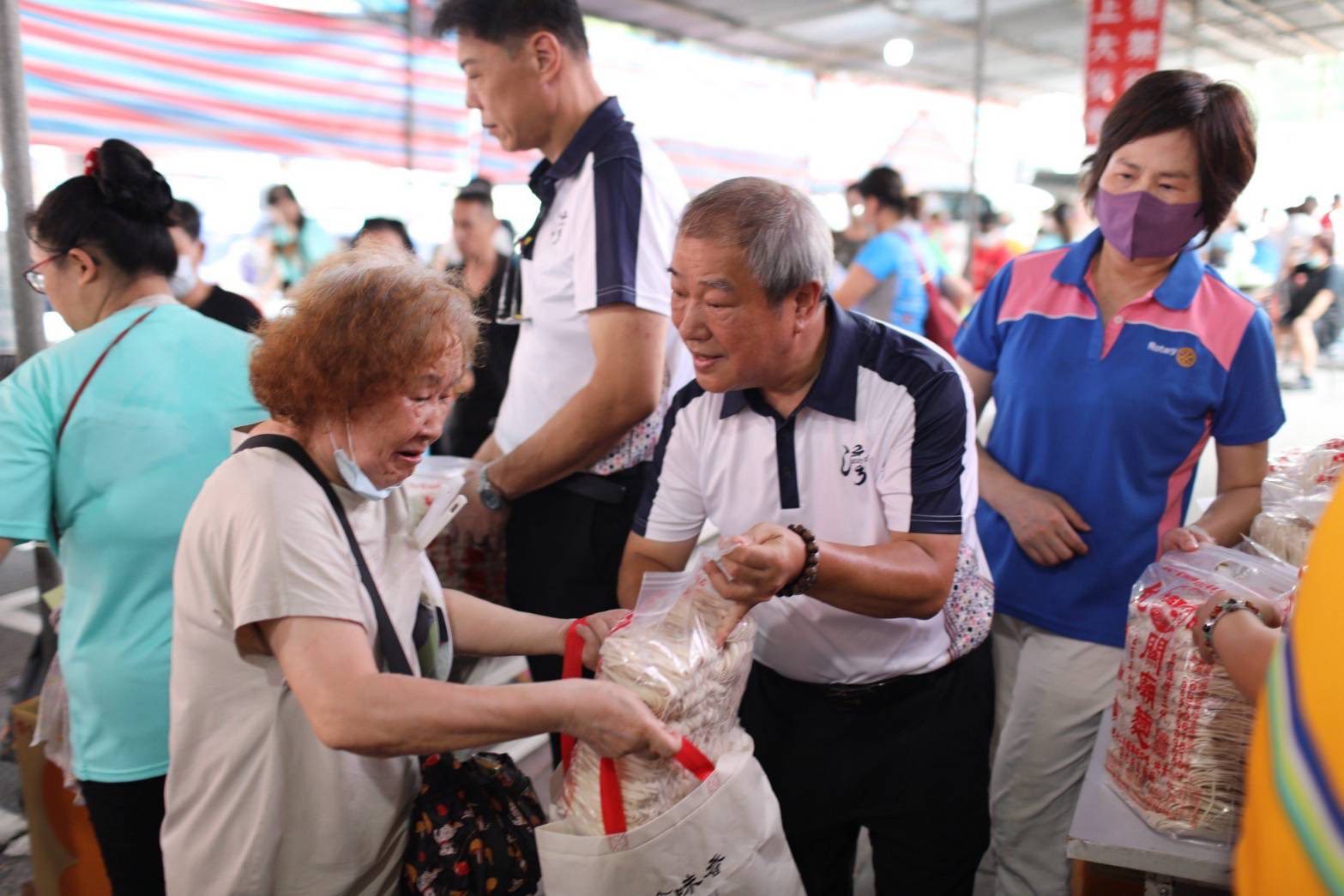 中和及安聯合扶輪友社白米捐贈與獎學金助學 行善傳遞溫暖希望