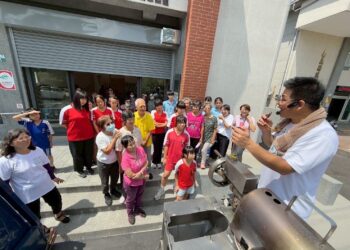 嘉義縣醫事C據點世代交流　長輩帶領學童回憶爆米香樂趣