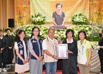 完成母親遺願回饋鄉里     三星鄉獲贈長照專車全新上路