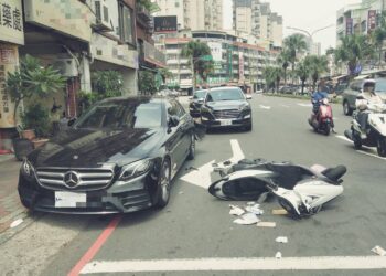 前鎮區永豐路與保泰路口機車騎士騎快自摔 碰撞路邊自小客受傷送醫