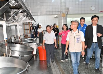 關切營養午餐品質  代理縣長訪視南屏國小集中式廚房