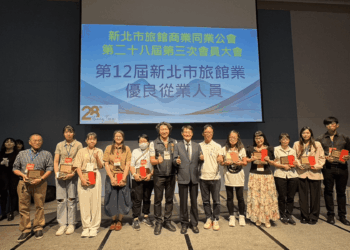 不只感謝     更要永續     新北市頒發特製獎座     肯定旅館業對觀光經濟的貢獻