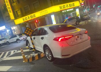 高雄市中華四路、興中二路口自小客車碰撞行人庇護島 無人受傷