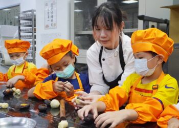 影音/大葉舉辦中秋月餅製作體驗活動  大手攜小手 開心體驗蛋黃酥製作