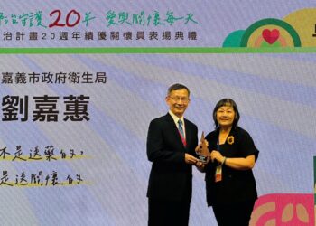 嘉義市結核病關懷員陳美色、劉嘉蕙雙雙榮獲「卓越貢獻獎」