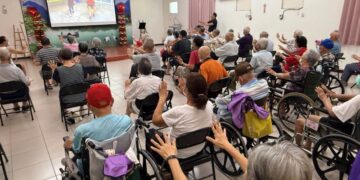 高雄榮家攜手楠梓樂齡學習中心葉金福復健師帶領長輩運動 推動樂齡保健課程