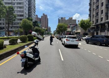 三民區民族一路上自小客未依規定保持前、後車距離 造成連環車禍一輕傷