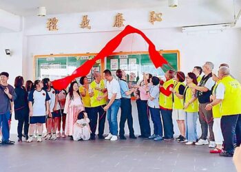 高雄市旗津國中攜手台師大校友會 白鋒釗診所「禮義廉恥」揭牌
