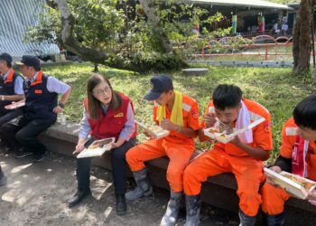 卓院長鞠躬　感謝協助救災的海巡同仁